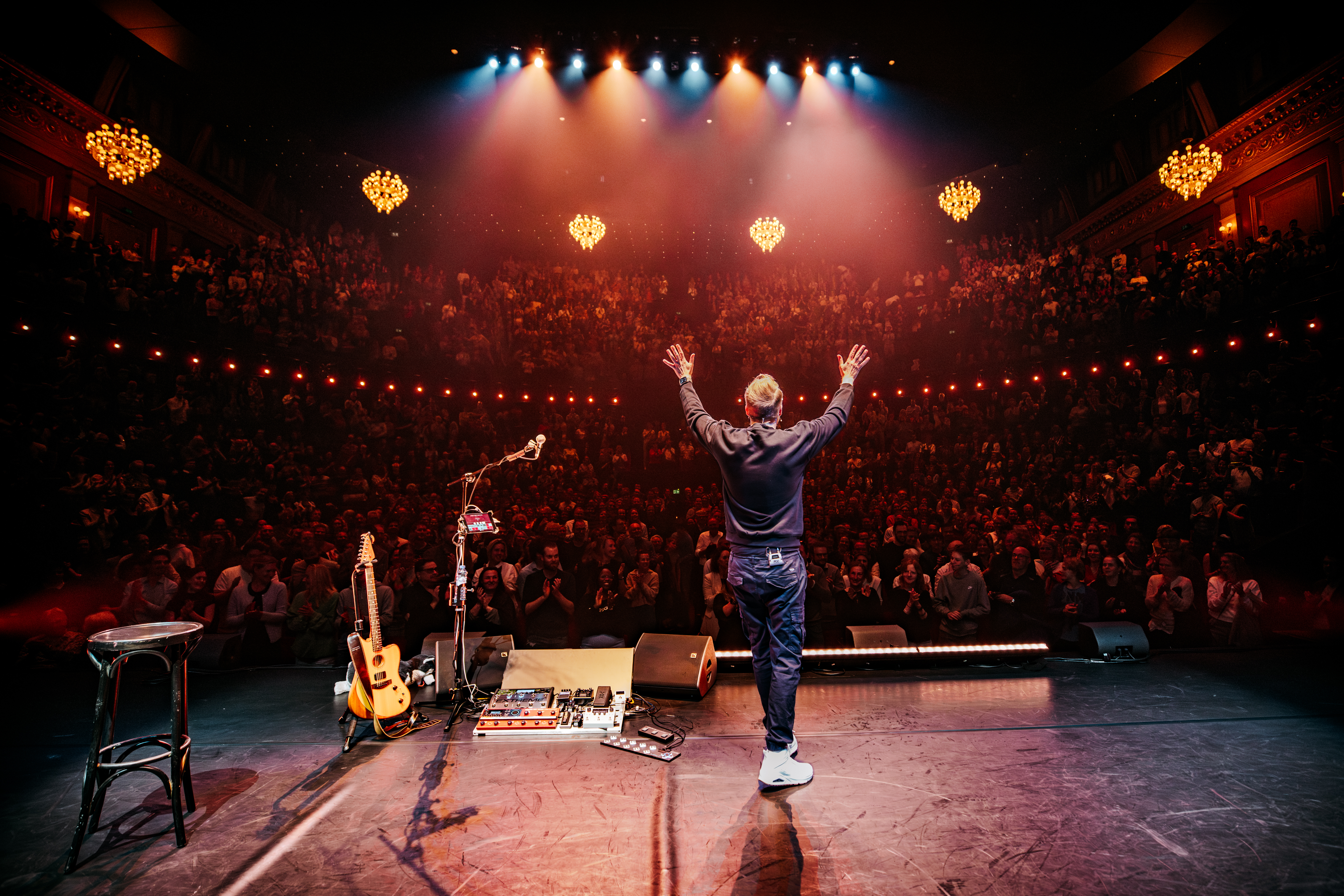 Arjen Lubach op het podium in Koninklijk Theater Carré