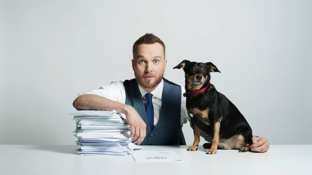 Arjen Lubach met Muis aan het bureau van De Avondshow